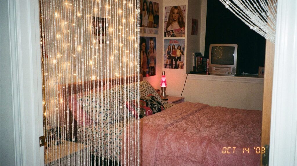 2000s teen girl bedroom